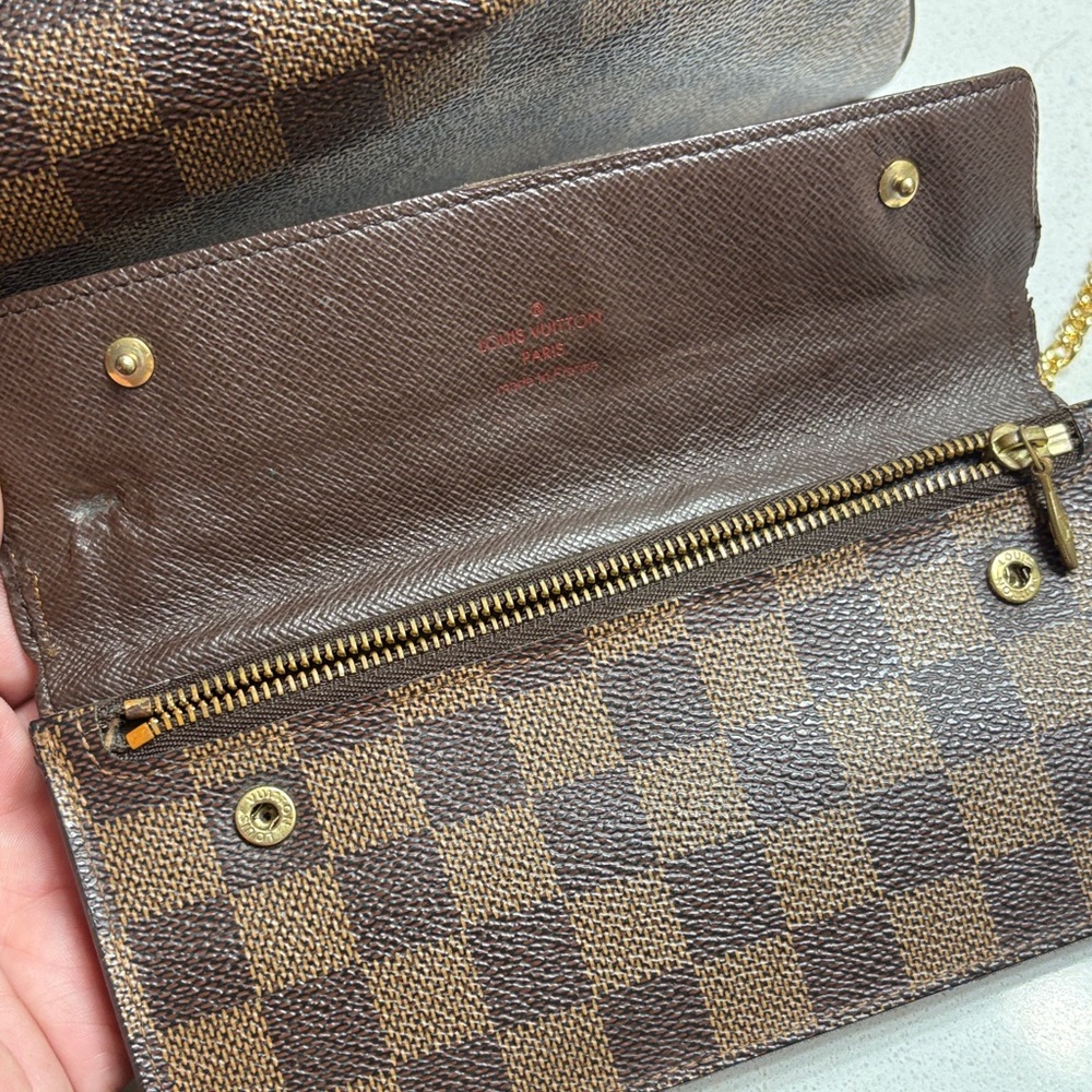 Louis Vuitton Speedy 30 Bandouliere
Damier Ebene plus wallet - Picture 14 of 17